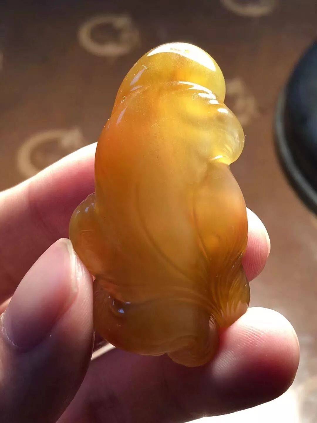 一块种水肉质极佳的大马坎黄翡片料雕刻成品的过程_狐狸_设计的_感觉