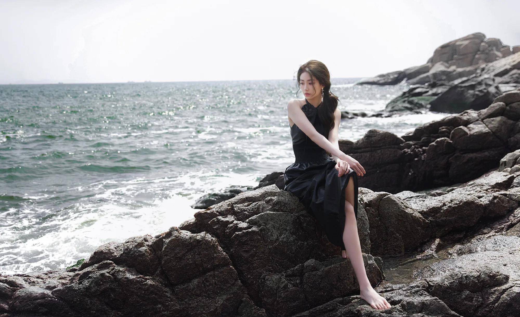 喻言身穿黑玫瑰色皮裙走在沙滩上,妩媚妩媚