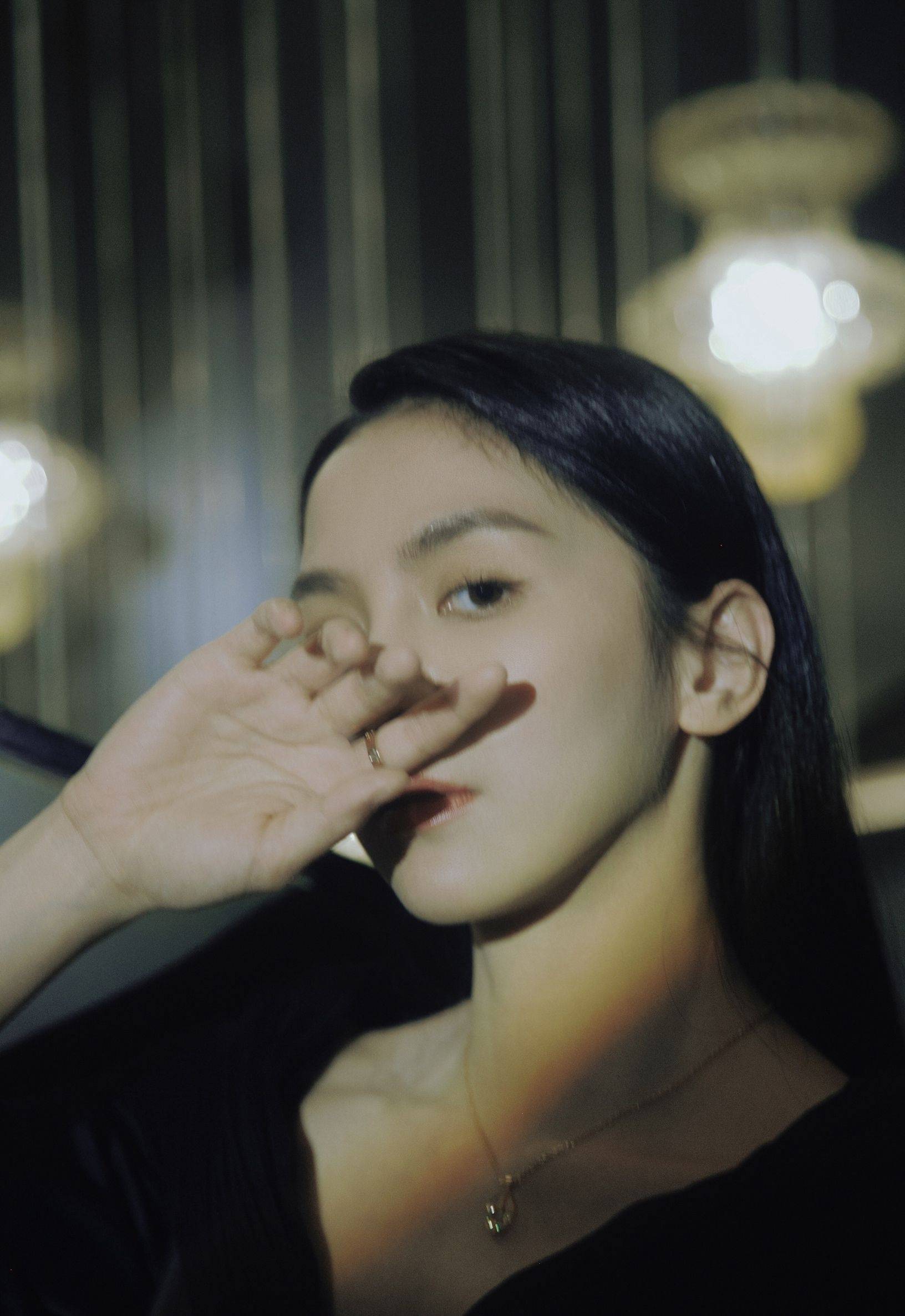 唐诗逸黑色连衣裙优雅迷人写真