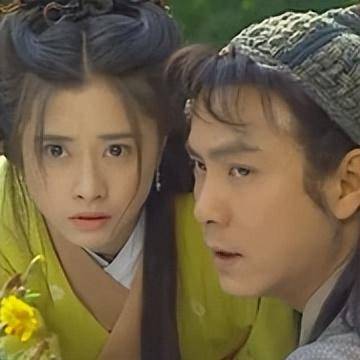 何美钿饰演的叶夜心本是千金小姐,父亲是棋武士,可是父亲遭人陷害