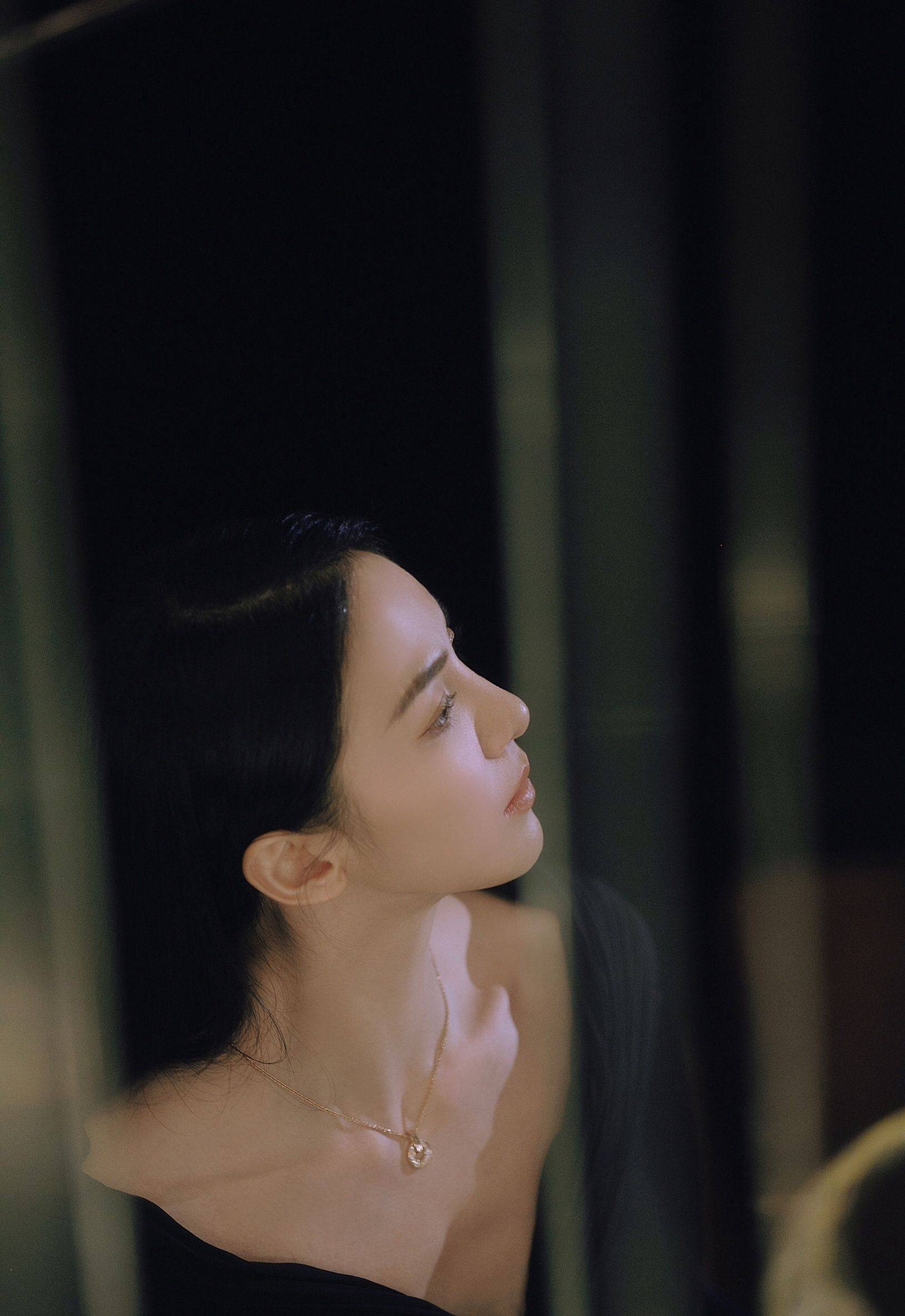 唐诗逸黑色连衣裙优雅迷人写真