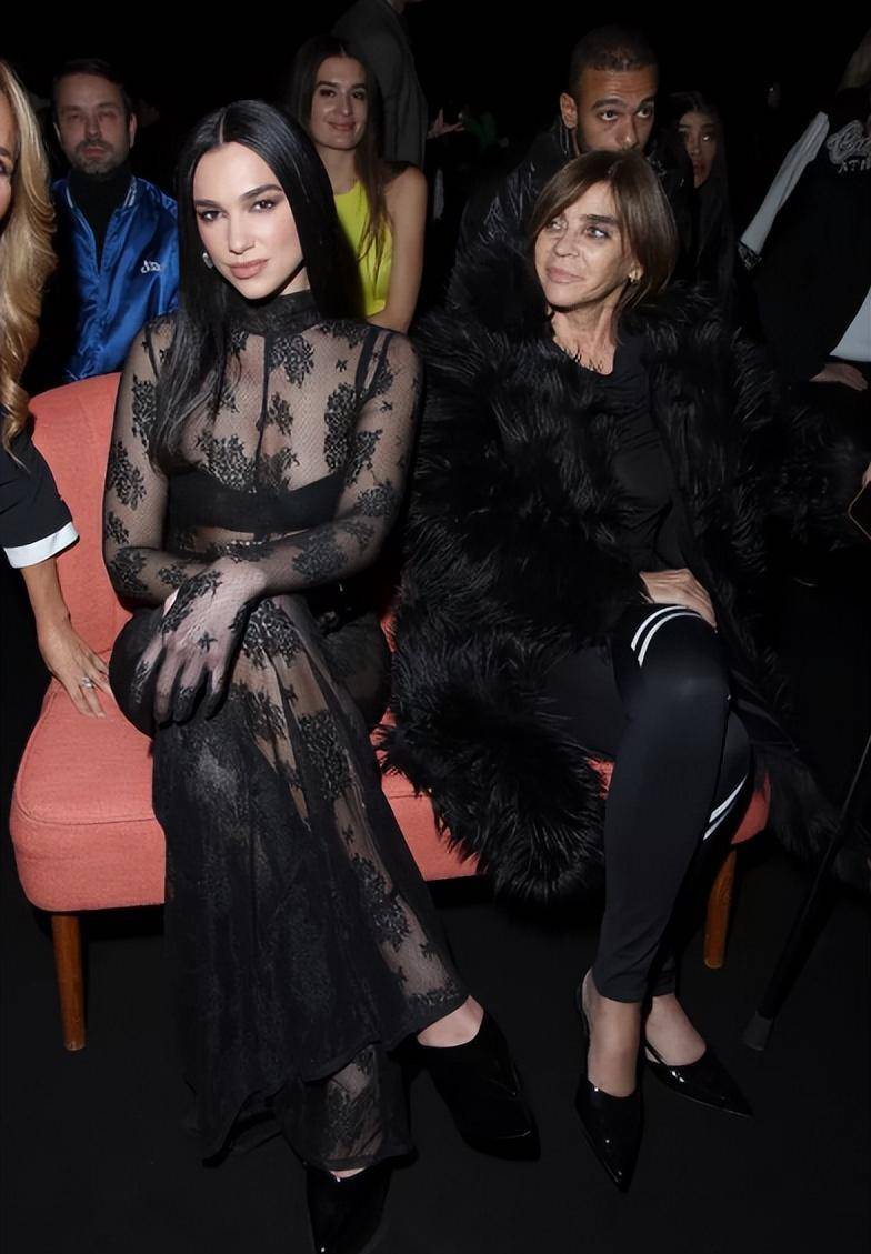 dua lipa穿着一件完全透明的蕾丝紧身衣_时尚_黑色_造型