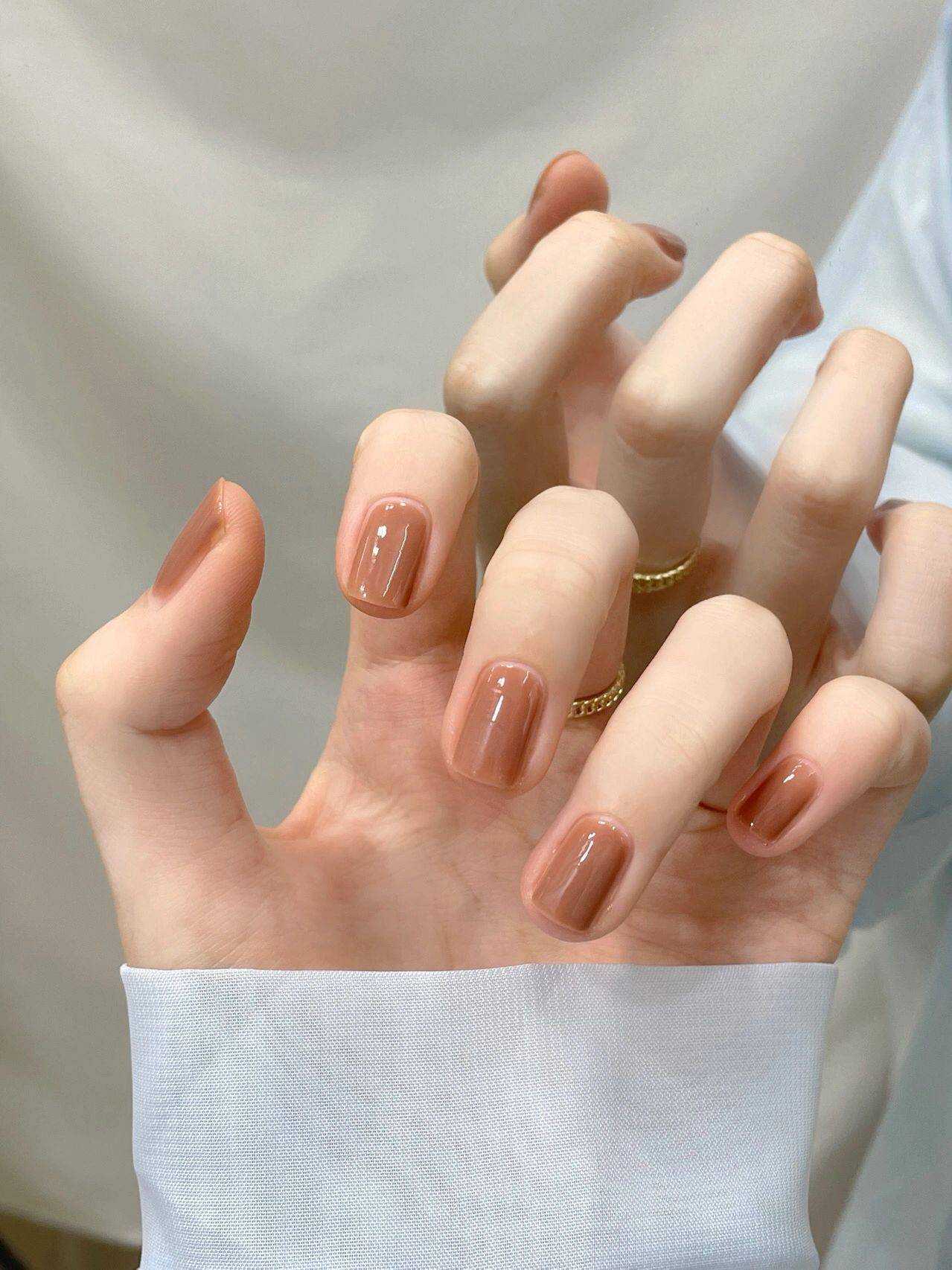 这款低调奶茶色指甲油,让你在学校和职场焕发温柔气质_双手_颜色_宝藏