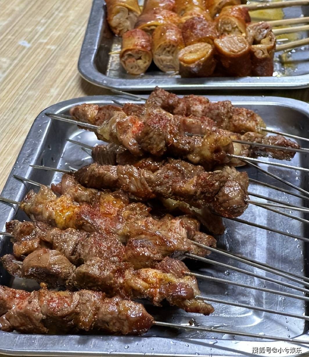 原创            黄晓明请刘畊宏夫妇吃烧烤，刘畊宏秀身材，44岁老婆真实状态曝光(黄晓明和刘烨身高对比)