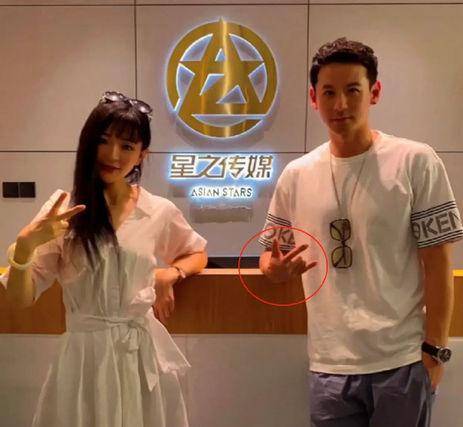 钱泳辰与事业合伙人何艾开影视公司「艾辰」,合照手势惹议.