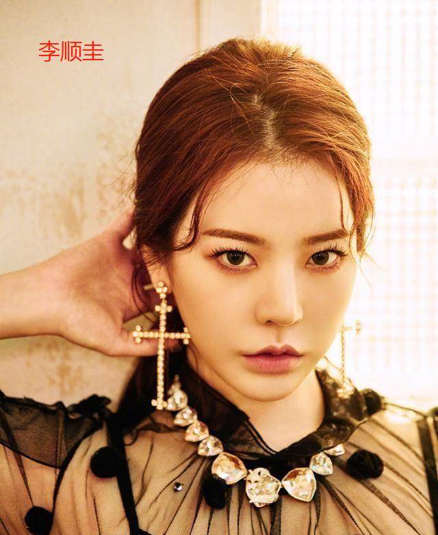 最左边的三位分别是徐珠贤,林允儿和李顺圭.