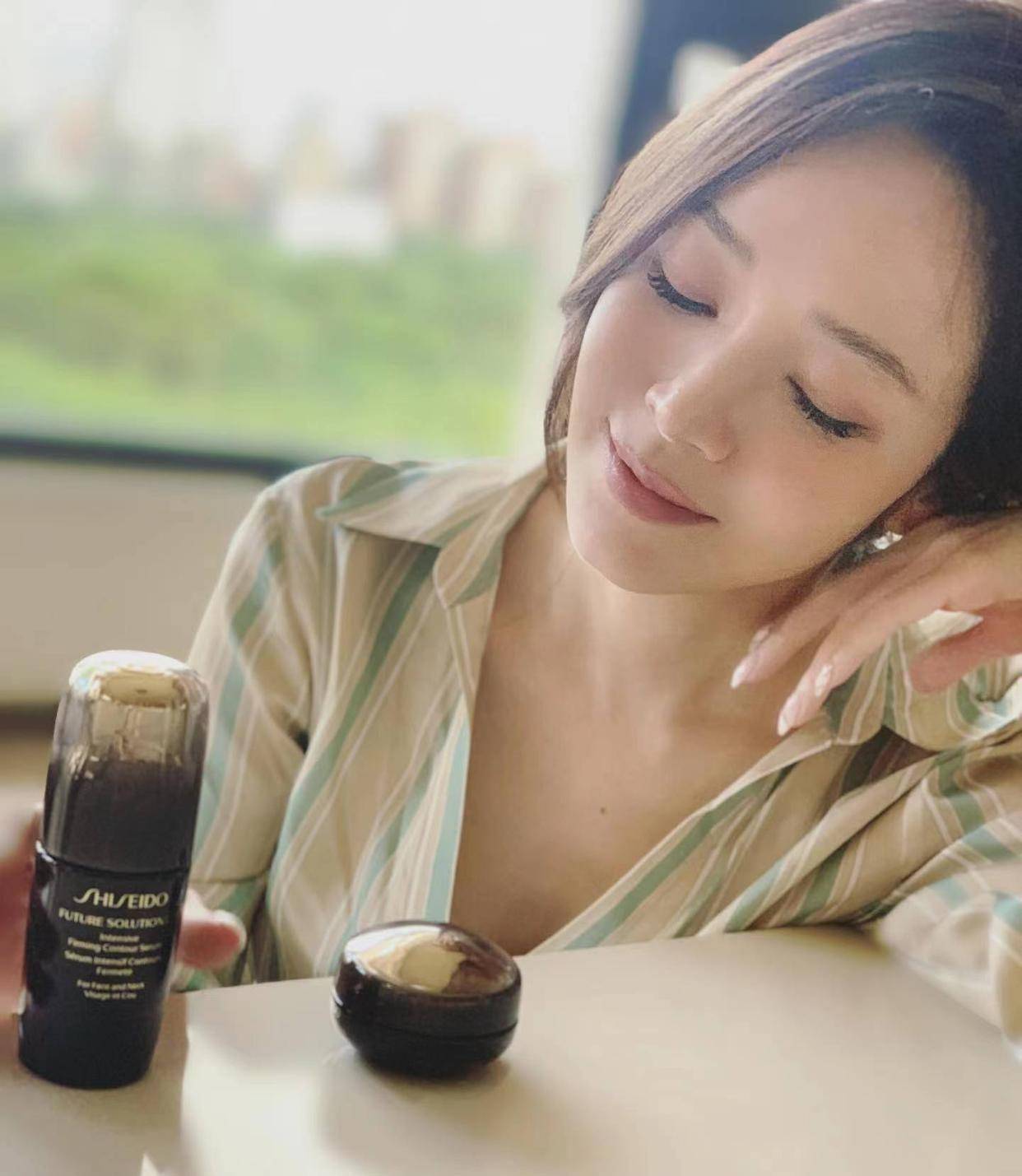 "台第一美女主播"侯佩岑晒美照,与富豪老公结婚11年越来越有夫妻相