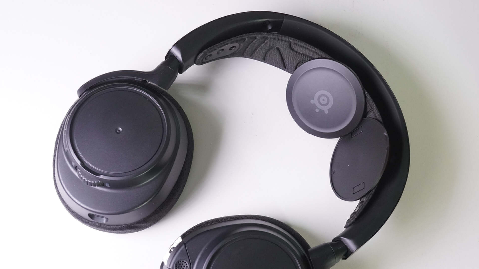 之前跟大家分享过赛睿寒冰nova pro也是这个造形赛睿耳机设置