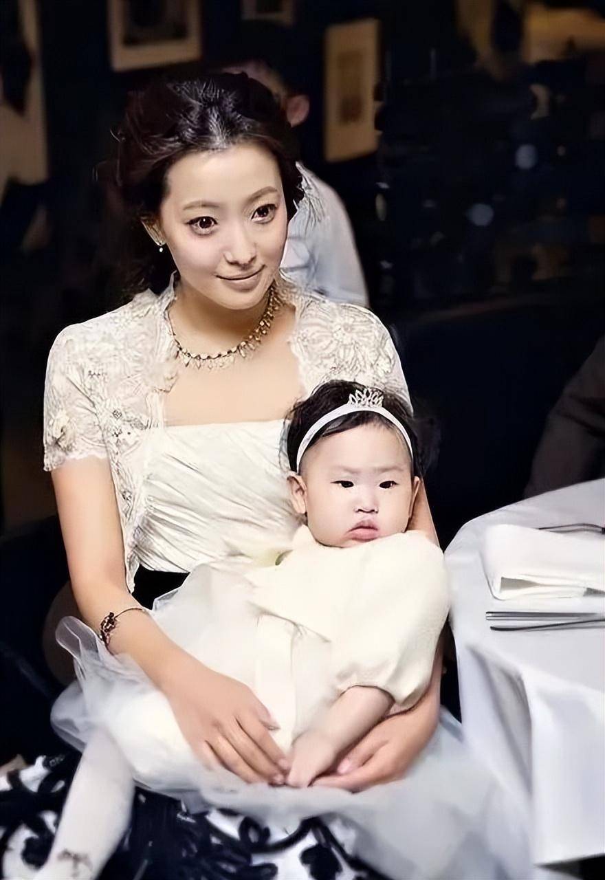 金喜善因女儿丑被质疑整容,称长开就好了,结果12年后却被打脸_孩子