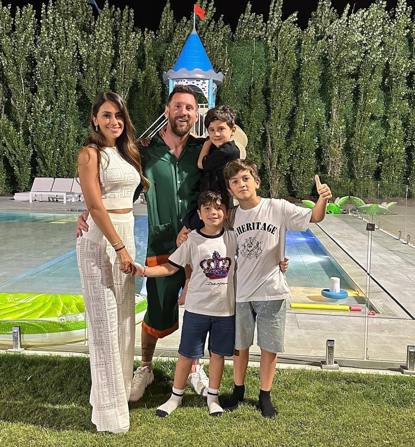 相爱20年,梅西老婆生下3个孩子身材依然窈窕,只因5点收服男神心_安东