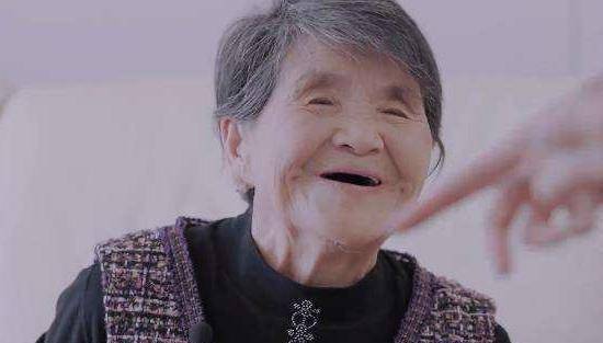 节目中,黄圣依和杨子一起为刘丽芹做早餐.