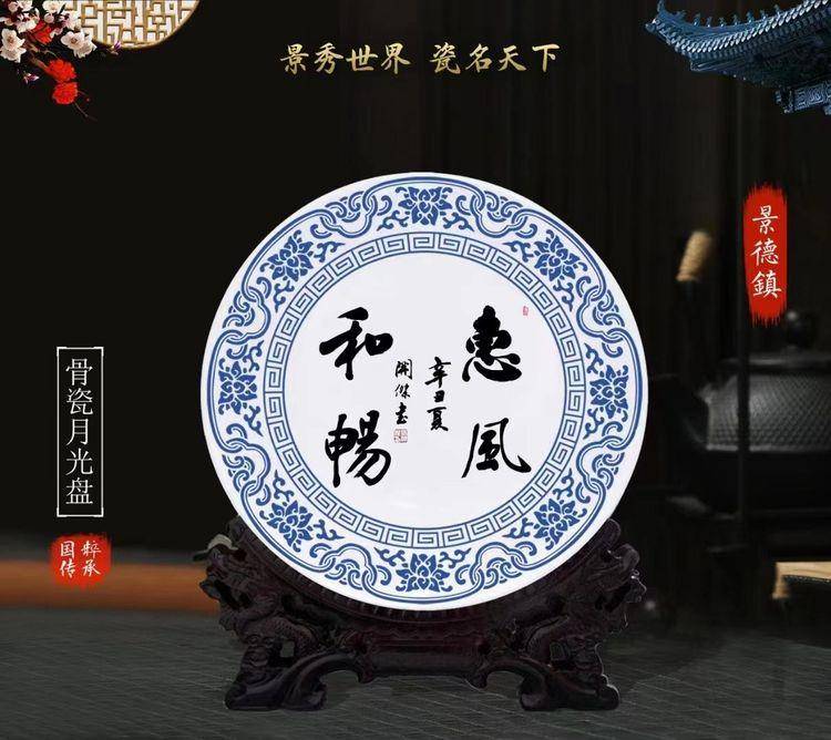 副院长:何月舟(女:清华大学博士女画家 楚弓书画院合作副院长:张文杰