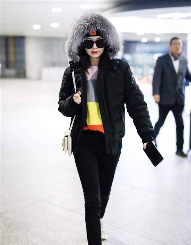 但是戚薇的身材依然保持得很好,就算穿羽绒服也是一副轻盈的姿态