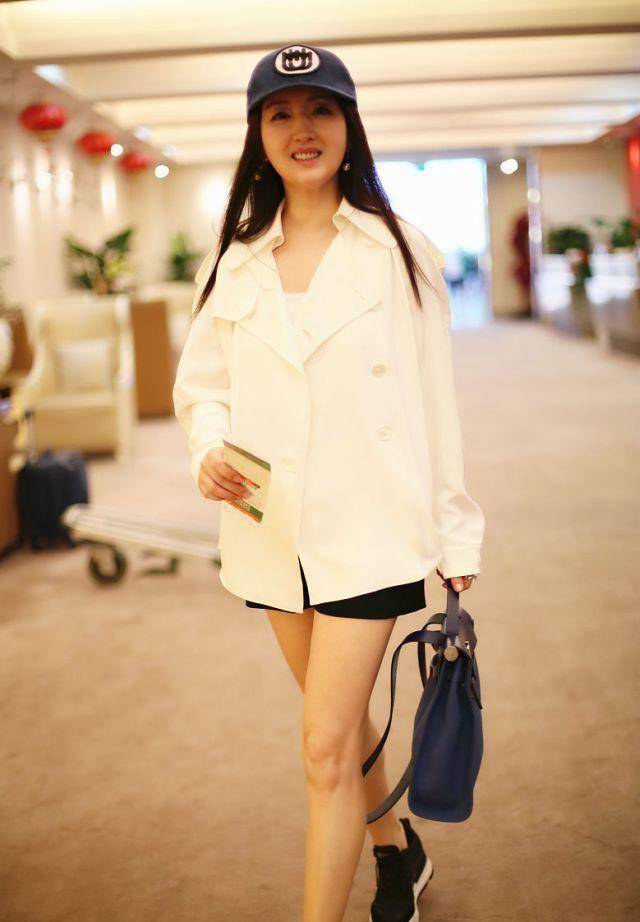"玉女"杨钰莹现身机场,48岁的她虽然容颜未老,但是略显发福_棒球帽