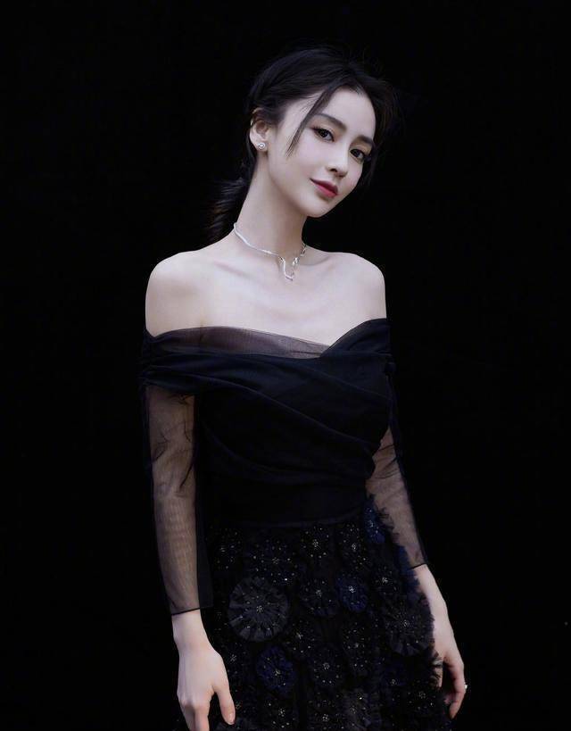 "年度人气艺人"杨紫,你觉得昨晚的微博之夜又"神仙打架"了吗_黑色_纱