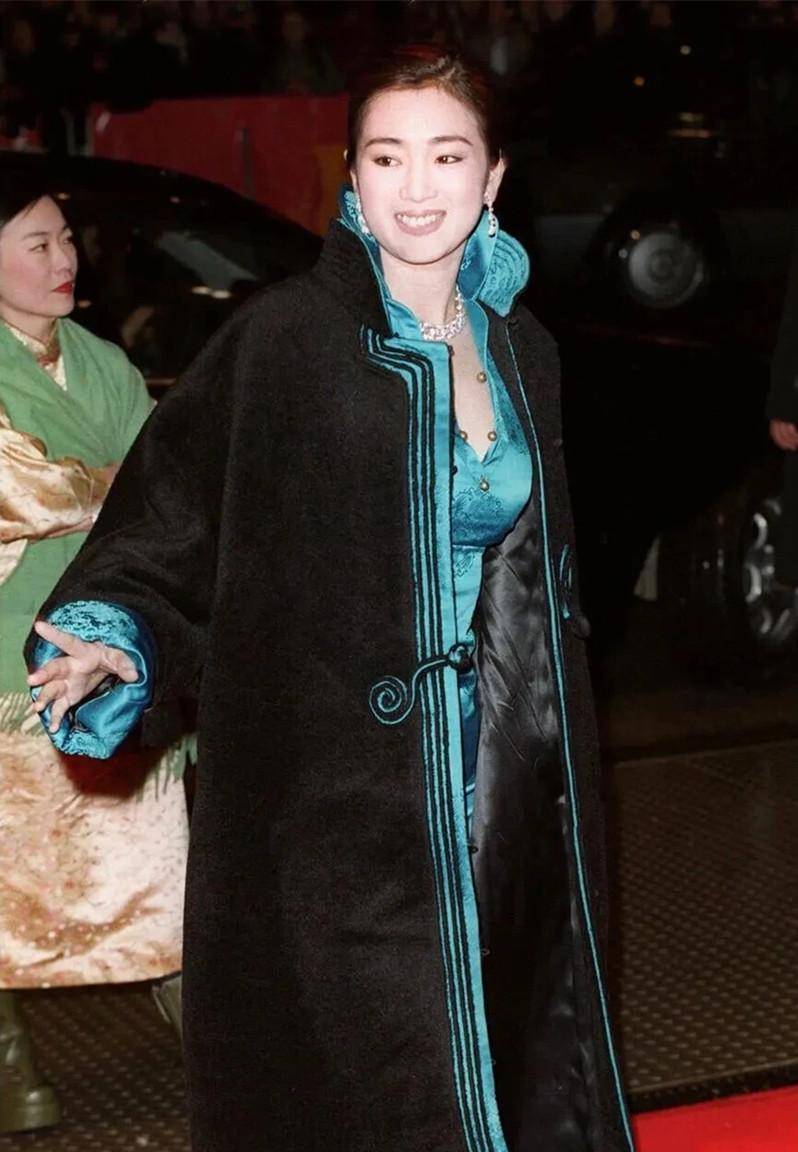 旗袍配大衣雍容华贵,让世界见证东方雅韵_裙子_细节_设计