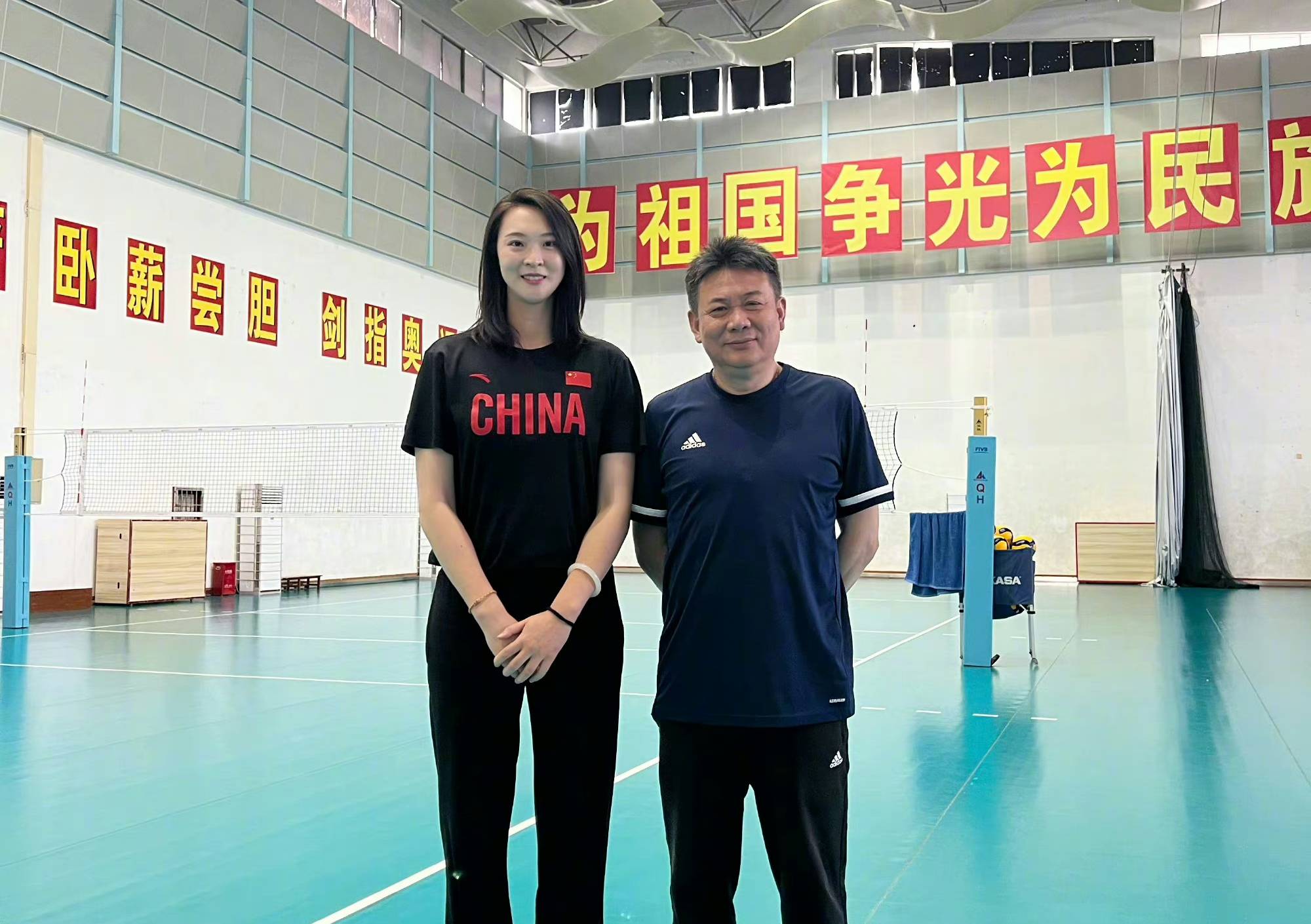 李盈莹偶像探班中国女排,前队长惠若琪曾协助郎平创造辉煌伟业!