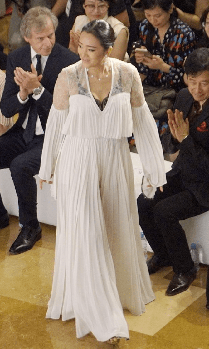 对于网友们对巩俐体重的质疑和热议,也引起了一些人的反思.