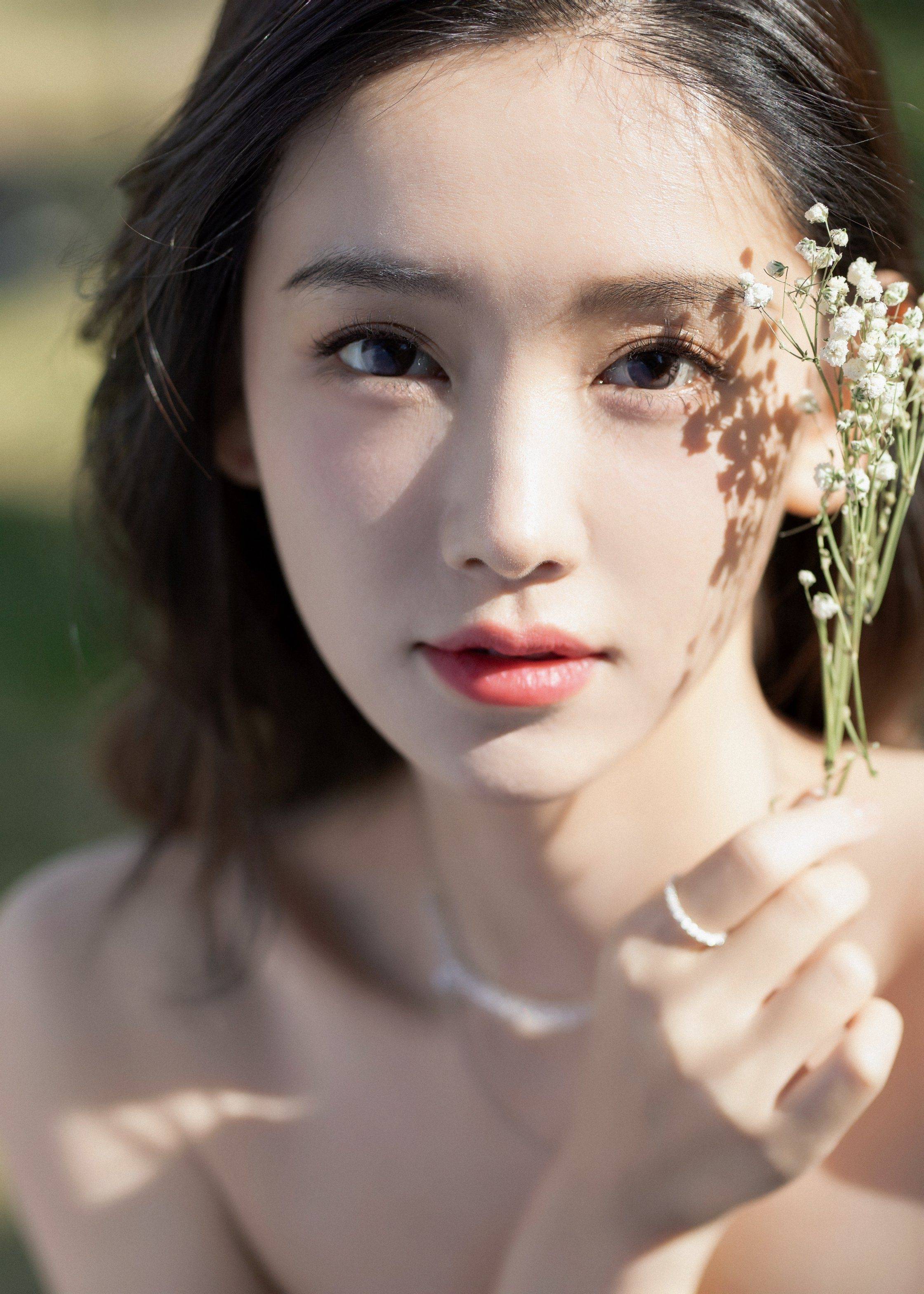 李沐宸抹胸装香肩性感写真_大气_白色_整体