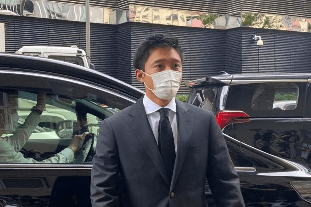 霍启山出席活动邂逅美女,和女士热聊弯腰显风度,女方撞脸章子怡_时候