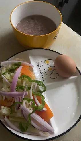 高血压与多种因素有关,比如:体重超标肥胖,血脂和血糖异常,熬夜,抽