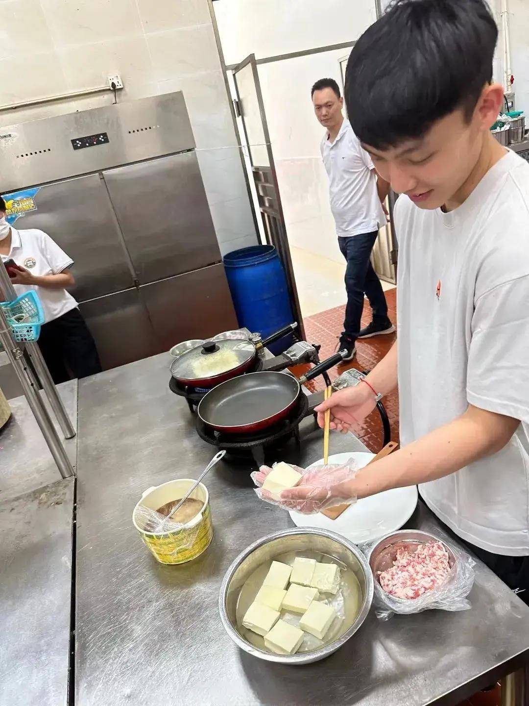 近日,广东宏远男篮后卫徐杰在家乡惠州博罗园洲镇某篮球馆举办了个人