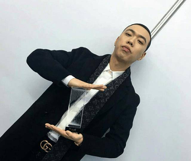 除此之外,在舞台参与和制作等方面,gray作为制作人一直和节目组有着很