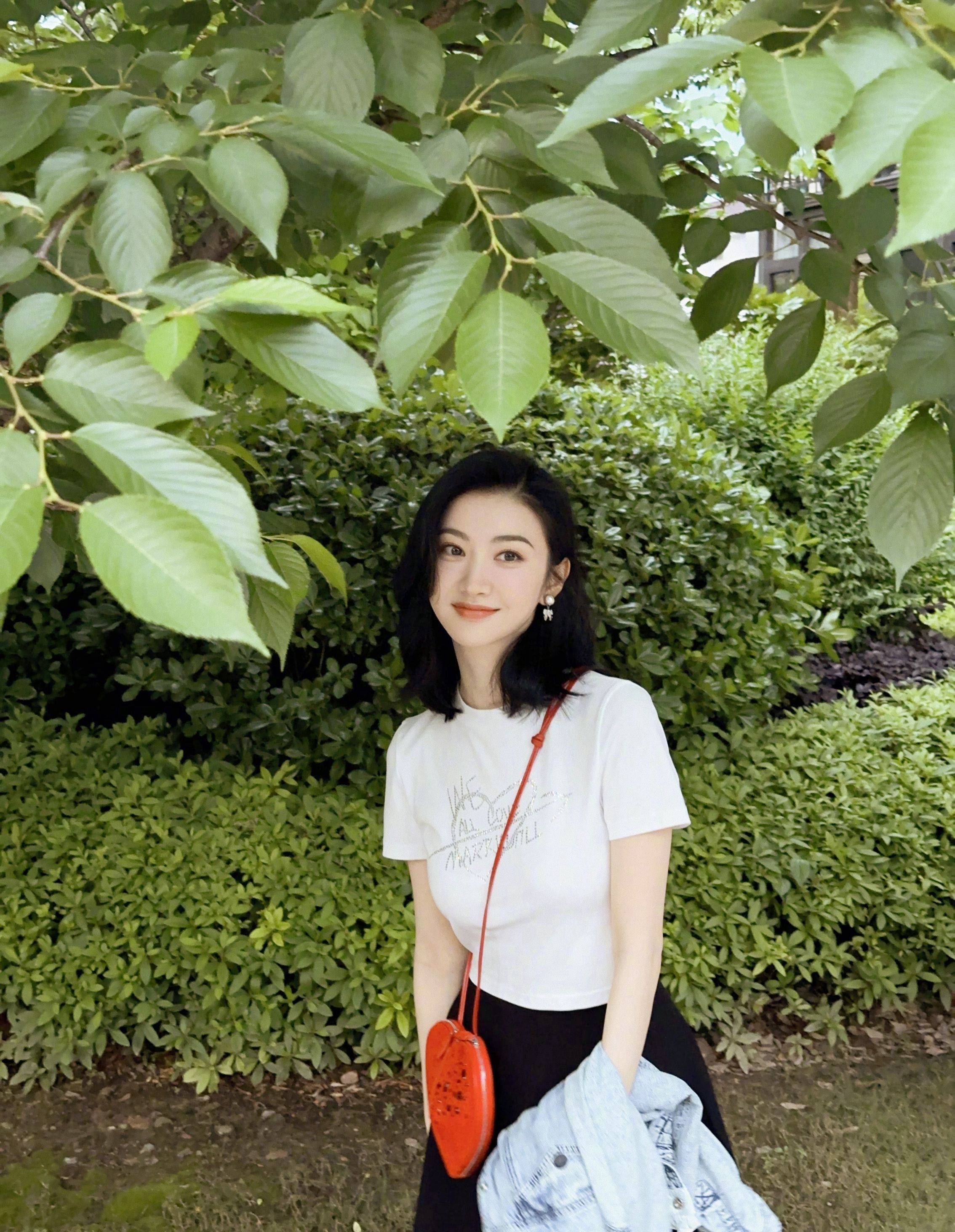 景甜黑色短裙悠闲居家风写真_长发_紧身_照片