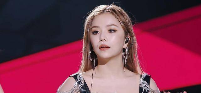 《爆裂舞台》吴宣仪剪头发,只能算行为艺术,跟作品诠释没啥关系_舞美