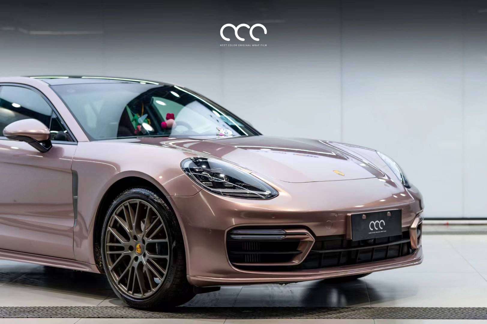 保时捷panamera漫彩改色膜冰莓粉,少女心泛滥