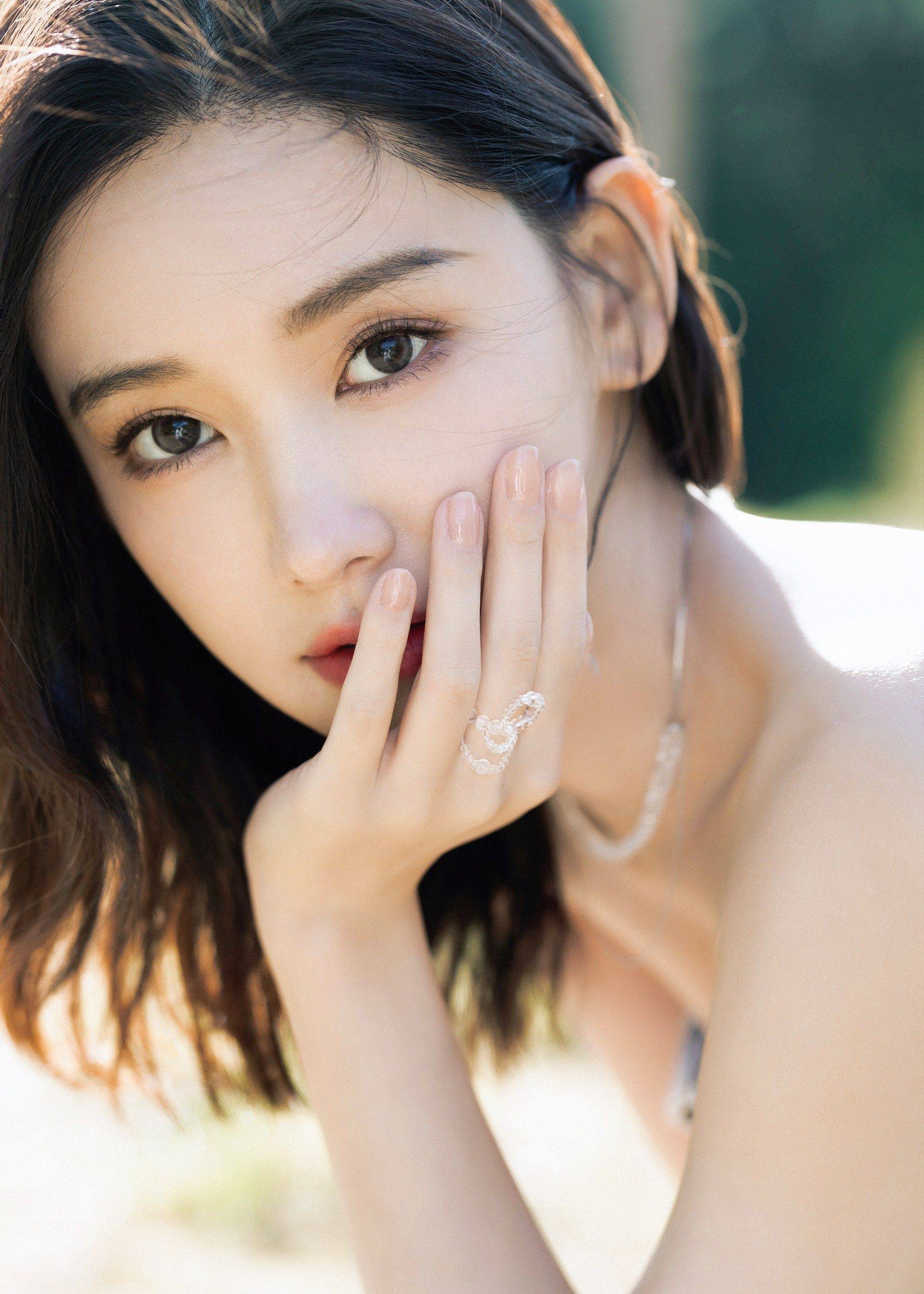 李沐宸抹胸装香肩性感写真_大气_白色_整体