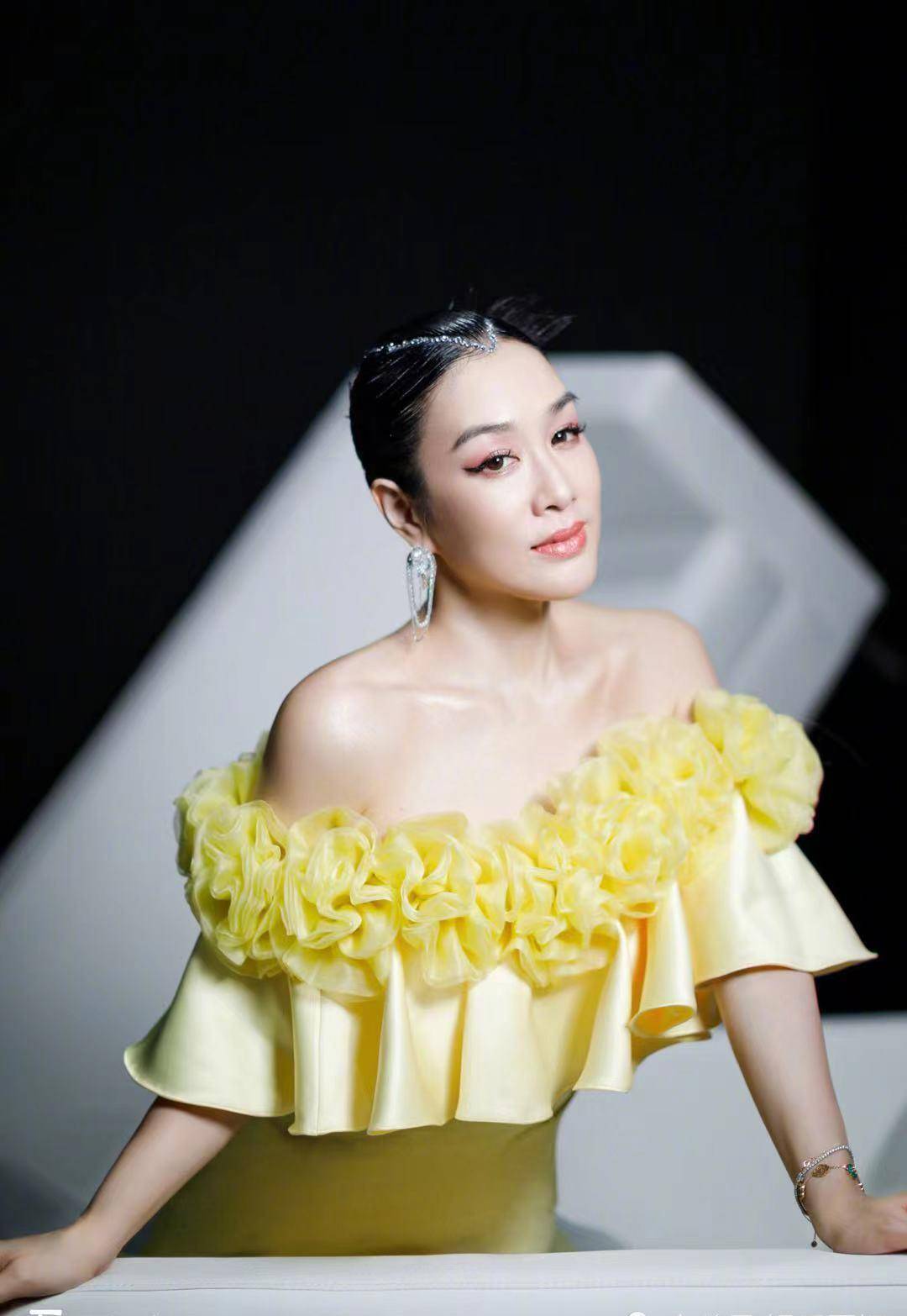 钟丽缇出道20年,身材健美,外型艳丽的她是90年代港片时尚女神,也是无