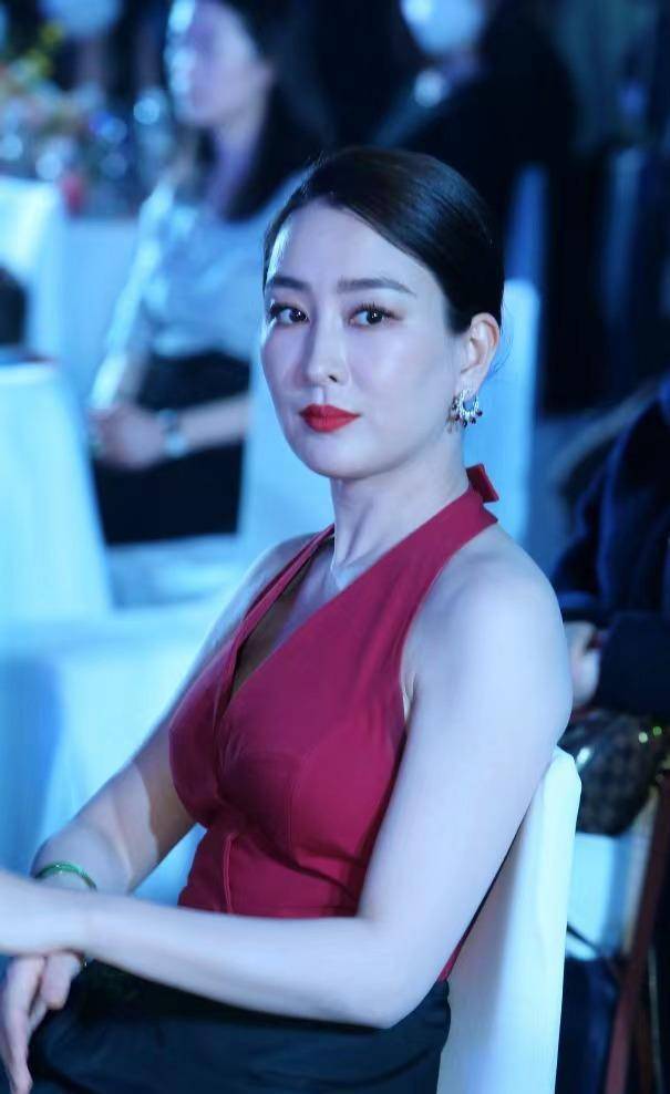 原来马苏这么美!深v连衣裙显好身材,长脸显高级奢华_裙子_时尚_造型