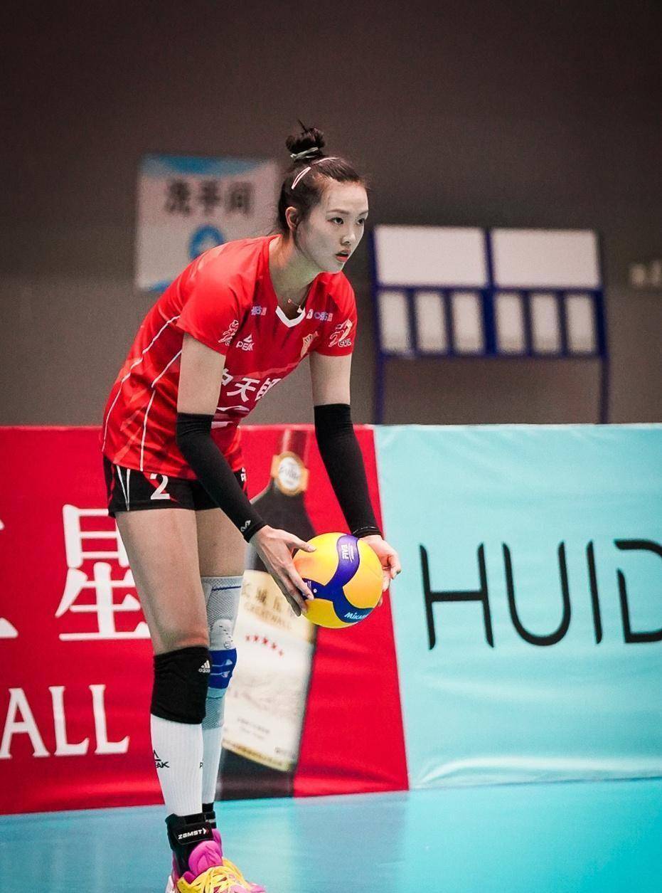 《夺冠》张常宁转球引爆观众,陪老公签800万合同,感情甜蜜_吴冠希