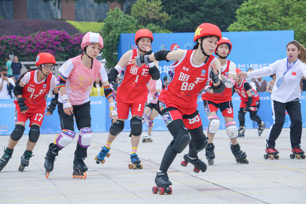 轮滑阻拦赛结合了轮滑,摔跤和橄榄球的元素,参赛选手脚穿双排轮滑鞋在