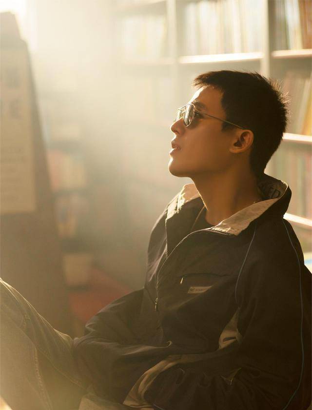 《风吹半夏》圆满收官,欧豪晒照告别,"野蛮"是童骁骑的保护色_宇宙_夏