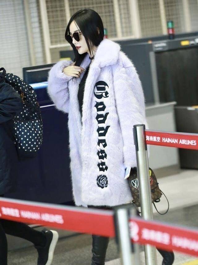 李小璐无戏可拍后照样高调,穿皮草外套有贵妇范,身材颜值都在线_大衣