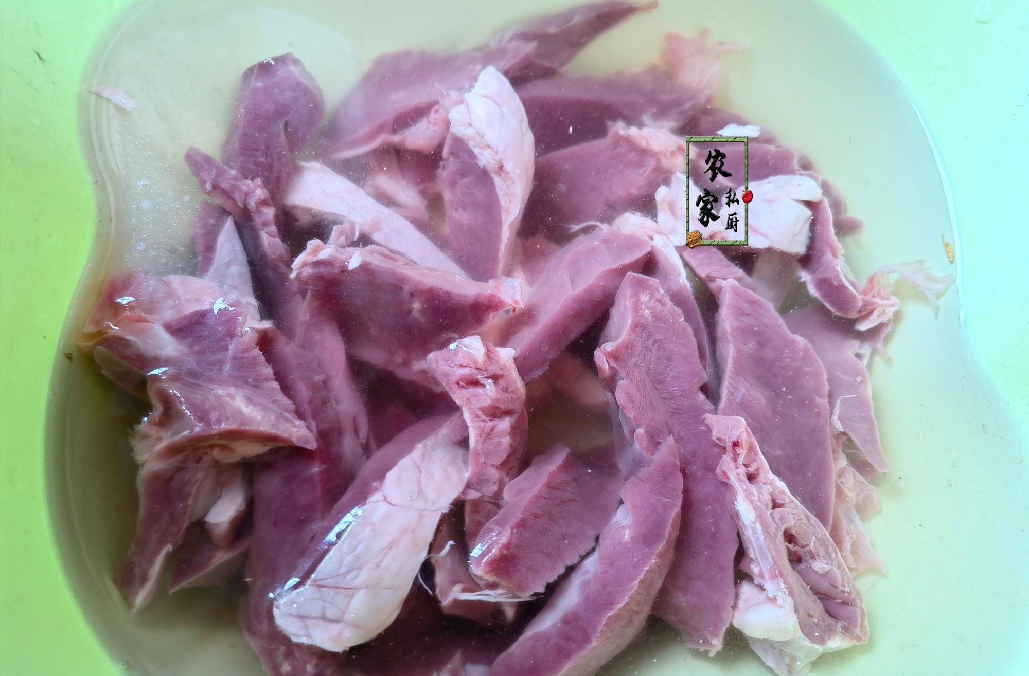 广东人爱煲汤喝,入秋后媳妇隔天煲一次,暖暖的真贴心_猪心_当归_香菇
