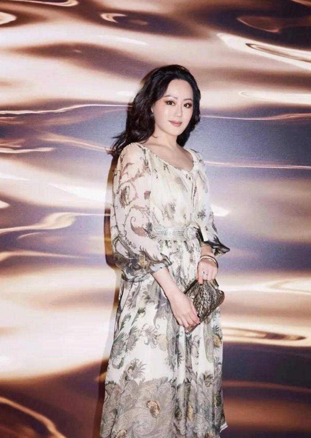 章小蕙不愧是名媛,土气的花裙也能穿出贵妇风,优雅到骨子里