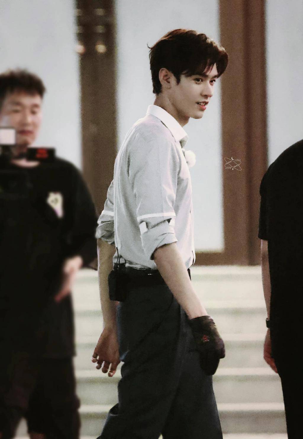 不管怎么说,穿衣显瘦脱衣有肉的龚俊,简直就是一个行走的"衣服架子"