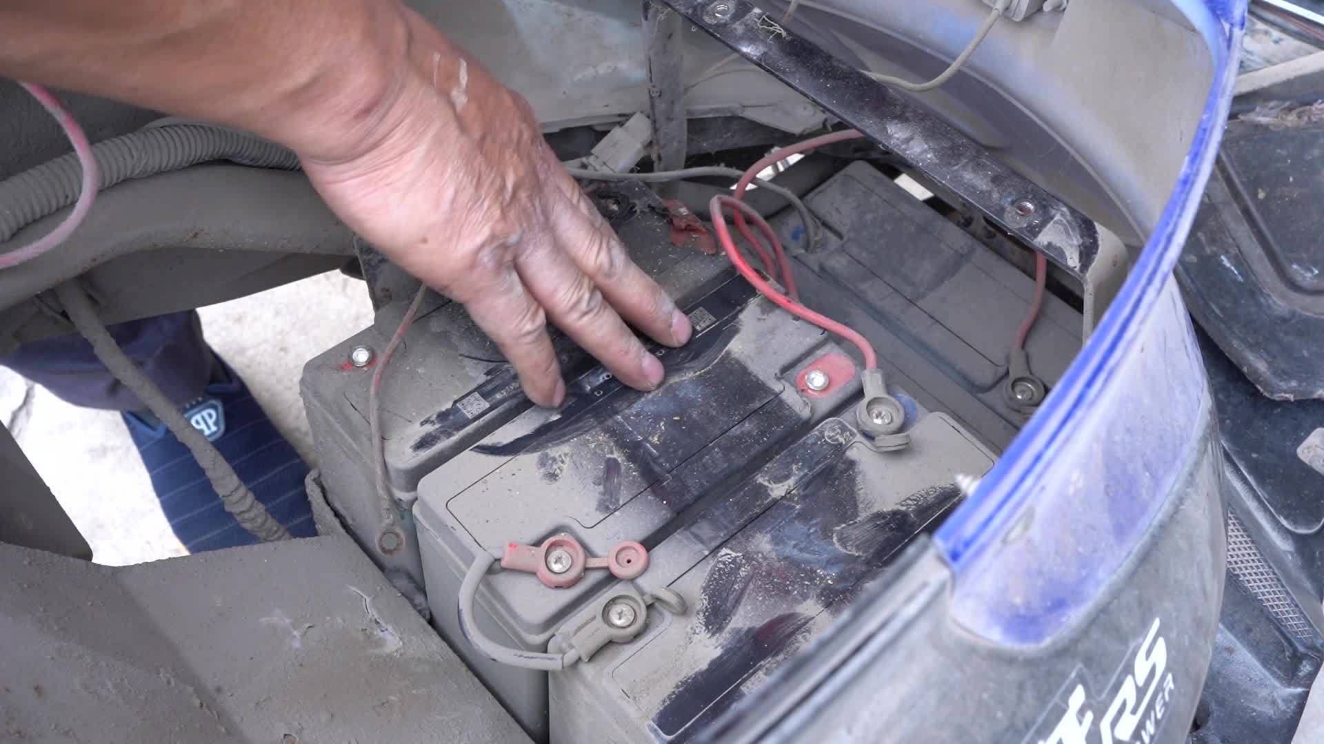 电动车电池只有正负极两根线,为什么控制器有三根线?看专业讲解