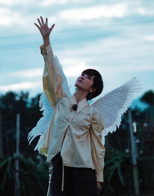 《姐姐》团综云南站路演开启 郁可唯孟佳合作《蝴蝶海》感动全场_村民