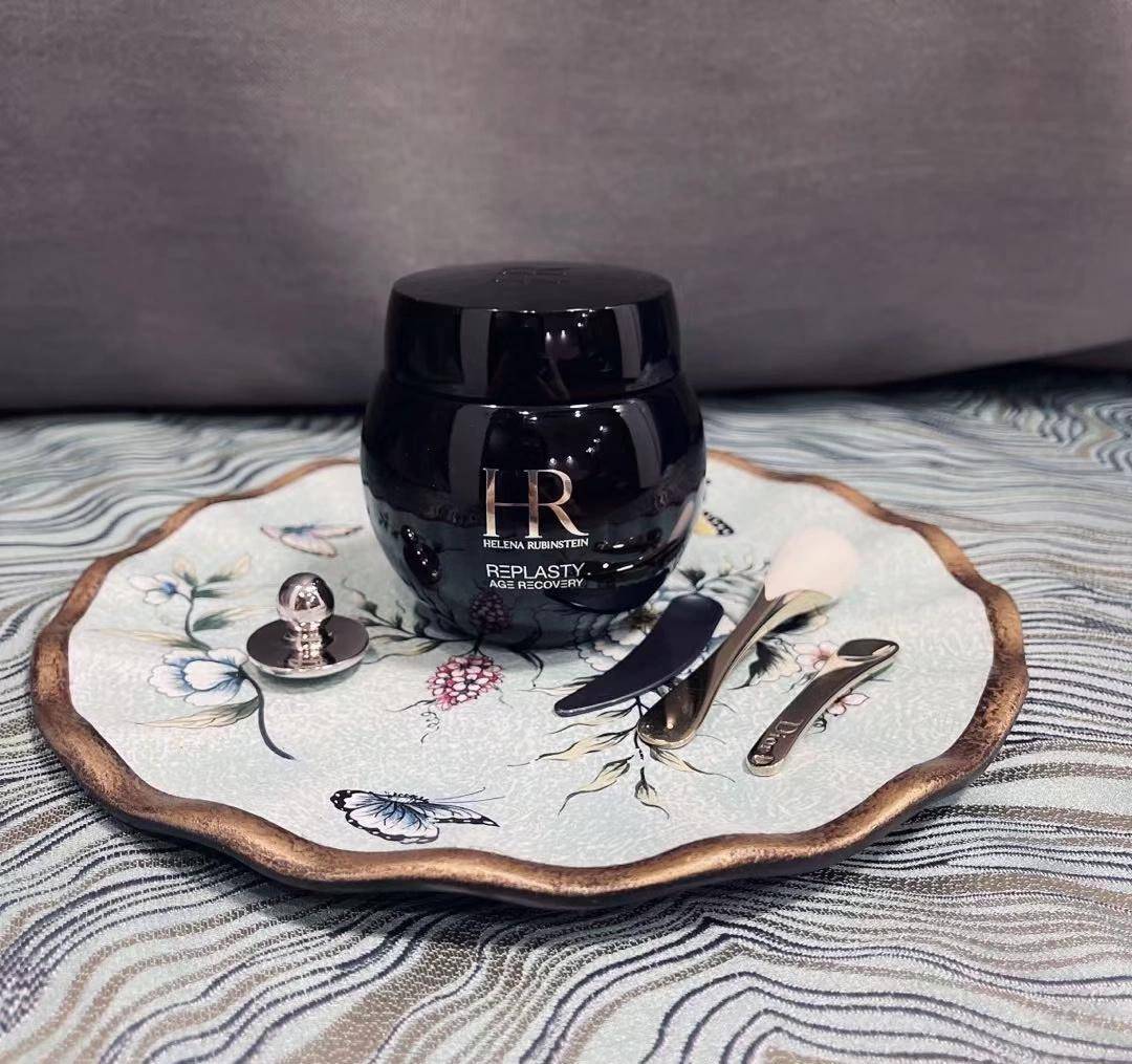 "夫人"赫莲娜最有价值的时装有哪些?只需阅读这篇文章!