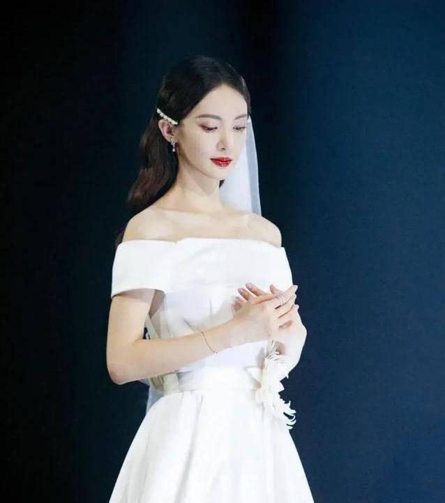 《浪姐》总决赛姐姐穿婚纱亮相,张雨绮头纱绝美,却被金晨抢风头_造型