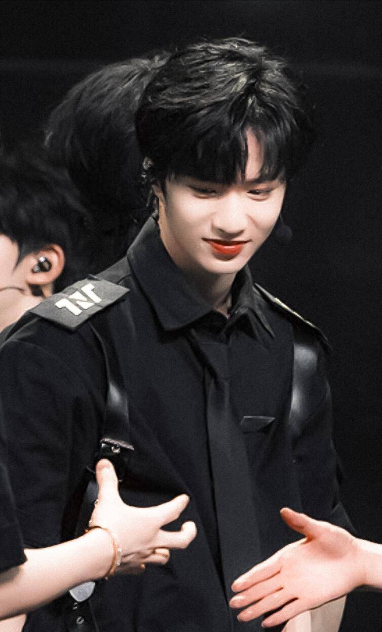 四年时间,从奶团子长成大人模样,刘耀文经历了什么?_时候_哥哥_孩子