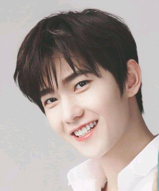 杨洋古装造型再升级,29岁的他仍清秀俊美,"贾宝玉"的感觉依旧_气质