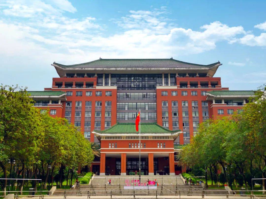 华南农业大学五山校区占地4457亩,学校建筑总面积140万平方米,自然
