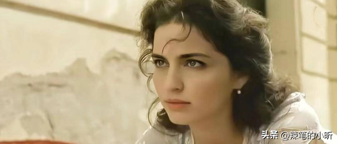 《布达佩斯之恋》的布景,服饰,色彩运用精细的还原有什么作用?