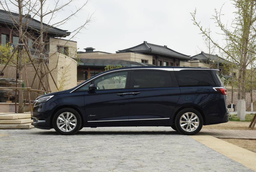 别克gl8四座版"云上市",汪涵主持,小岳岳体验,后排带香槟_搜狐汽车