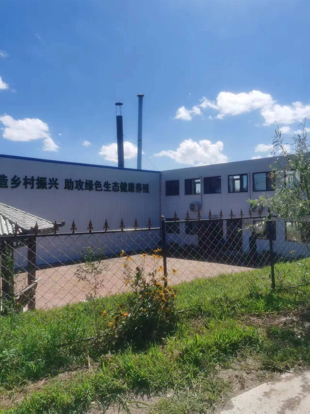 位于舒兰市亮甲山乡兴隆沟村二社的鸿泽牧业,是一家种养结合的牧业